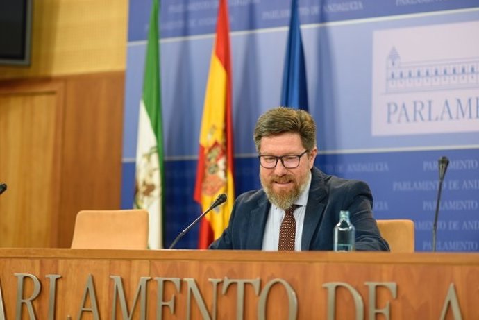 El portavoz adjunto del Grupo Socialista en el Parlamento andaluz Rodrigo Sánchez Haro, en rueda de prensa.