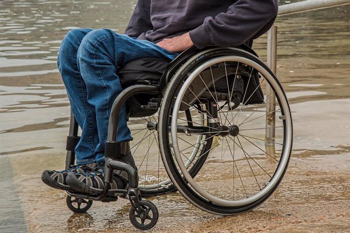 Persona en silla de ruedas, con discapacidad física, discapacitado, inclusión.