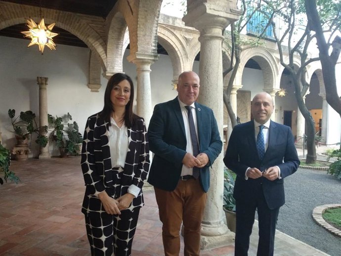 Antonio Ruiz (centro) y Joseba Barrena, antes de inagurar el III Ciclo de Conferencias para la Administración Local