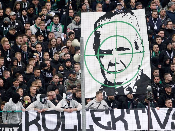 Cartel contra Dietmar Hopp de la afición del Borussia Monchengladbach