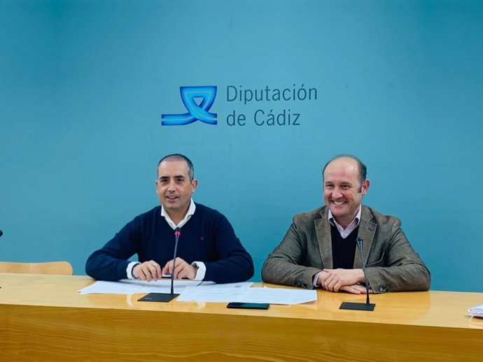 El portavoz del PP en la Diputación de Cádiz, Antonio Saldaña, en rueda de prensa