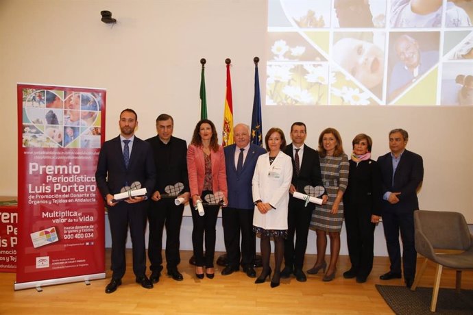 Jesús Aguirre (centro), con responsables del Reina Sofía y los galardonados con los XXII Premios Luis Portero.