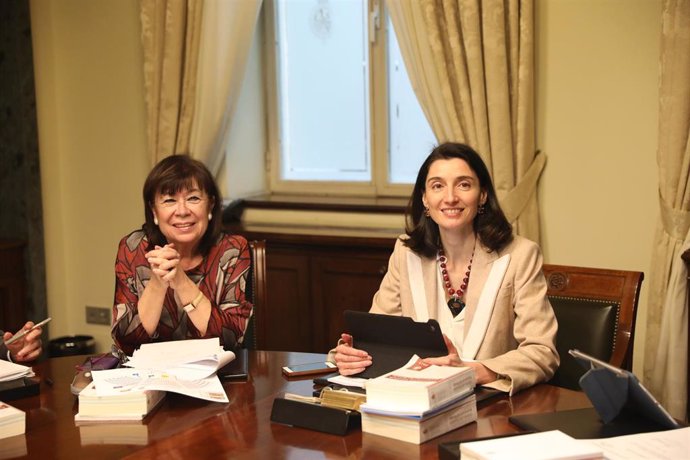 La vicepresidenta primera de la Mesa del Senado, Cristina Narbona (izq) y  la presidenta de la Cámara, Pilar Llop (dech).