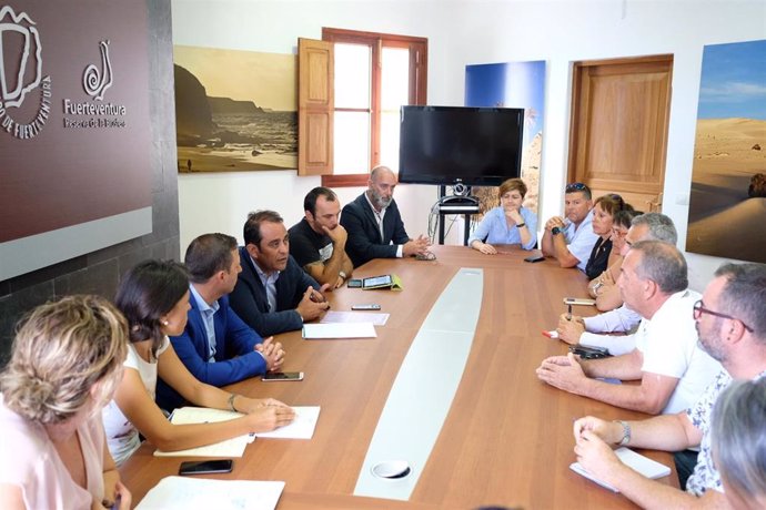 El presidente del Cabildo de Fuerteventura, Blas Acosta, reunido con representantes de los trabajadores del Hotel RIU Oliva Beach