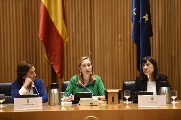 La periodista Victoria Prego (izquierda), la expresidenta del Congreso de los Diputados (centro), Ana Pastor,  y la periodista de El País, Anabel Díez, durante la jornada 40 años de Periodismo en democracia. 