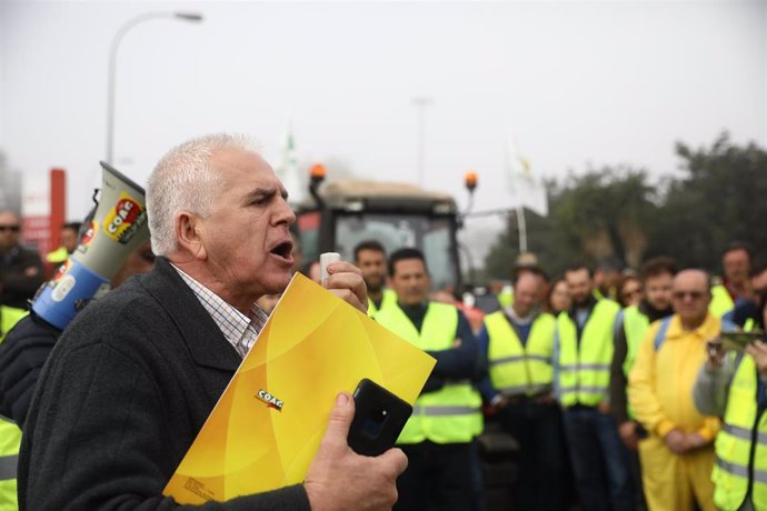 El secretario general de COAG, Miguel López, este martes dirigiéndose a los agricultores concentrados en Sevilla en protesta por los bajos precios.