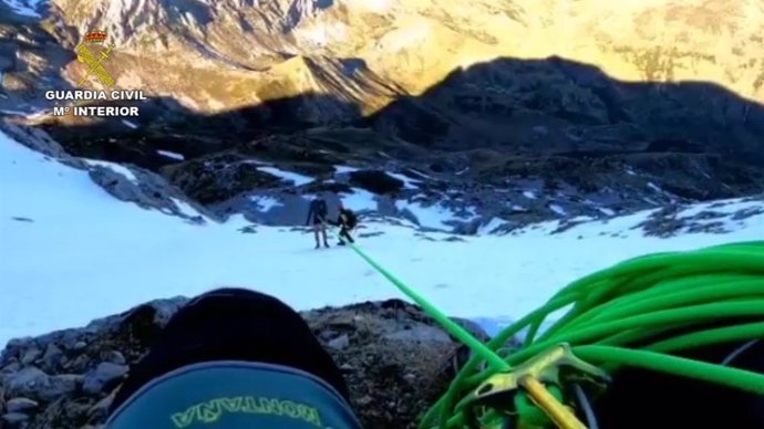 Rescate del montañero enriscado en el Pico Mortihuero en la localidad leonesa de Cabrillanes.