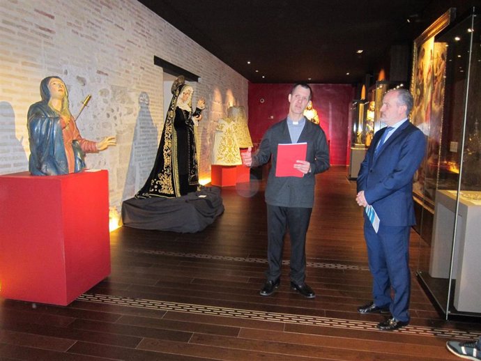 El director científico del Alma Mater Museum, Sergio Blanco, y el vicepresidente de la Junta Coordinadora de Cofradías de Zaragoza, Ignacio García.