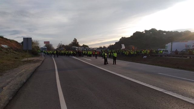 Jaén.- La Guardia Civil interviene con medios a distancia para restablecer el tráfico en la A-4, cortada por olivareros