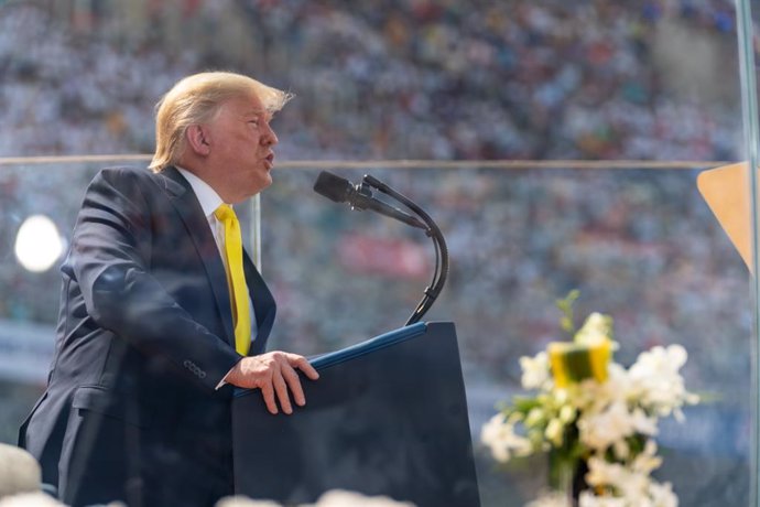  Donald Trump en un discurso en el estadio Sardar Patel en Ahmedabad (India)