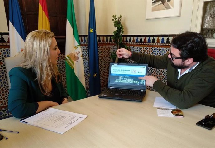 La alcaldesa de Alcalá de Guadaíra (Sevilla), Ana Isabel Jiménez, y la Asociación de Hosteleros firman un acuerdo