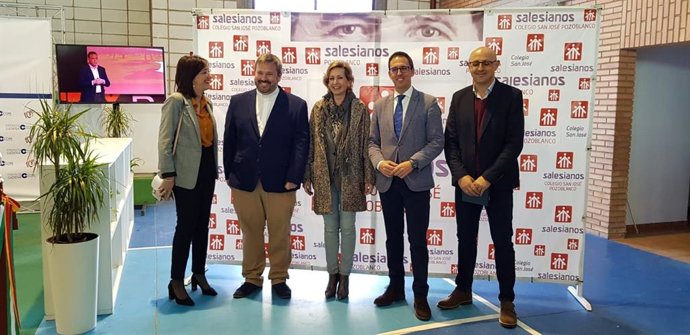 Troncoso (centro) visita la Expo 2020 de FP del Colegio Salesiano San José de Pozoblanco