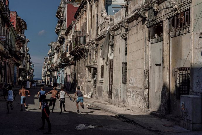 Niños jugando en una calle de La Habana