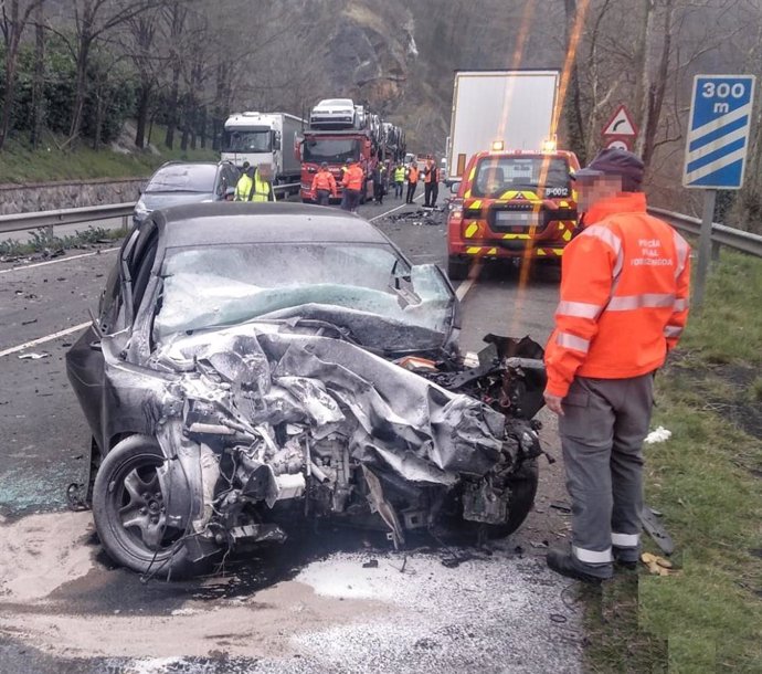 Un agente de Policía Foral en el lugar del accidente en la N-121-A en el que ha fallecido una persona