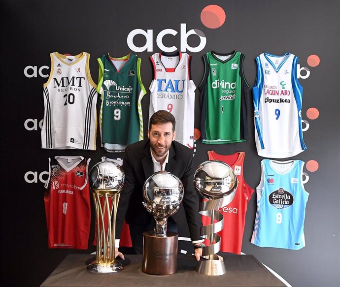 Sergi Vidal recibe el homenaje de la ACB