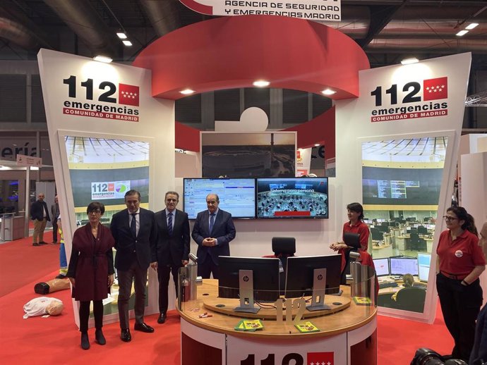 López en el stand de la Agencia de Seguridad y Emergencias 112 en SICUR