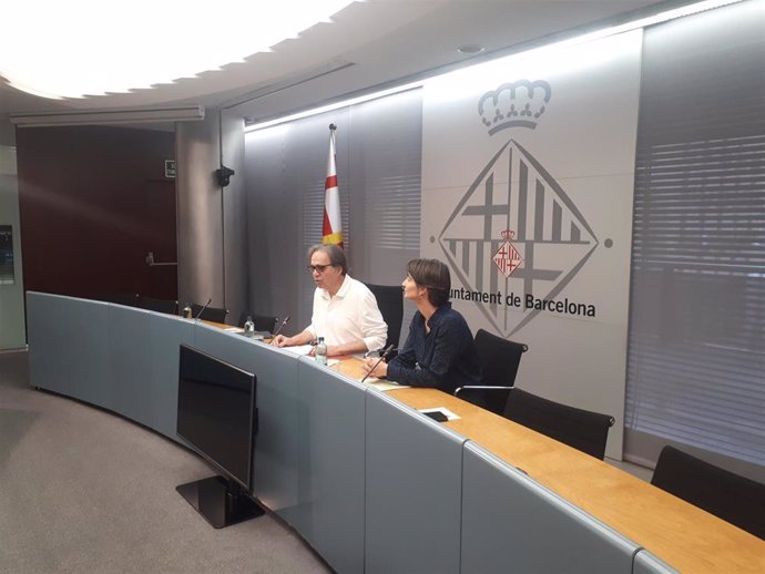 El teniente de alcalde de cultura de Barcelona, Joan Subirats, y la comisionada de Cultura, Maria Truñó, en rueda de prensa