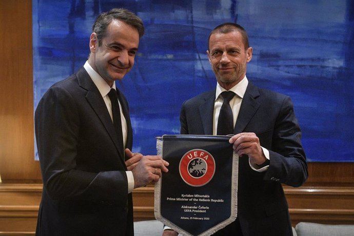 El primer ministro griego, Kyriakos Mitsotakis, y el presidente de la UEFA, Aleksander Ceferin, en Atenas