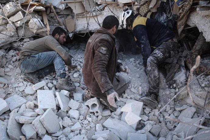 Edificio alcanzado por un bombardeo en la provincia de Idlib, en el noroeste de Siria