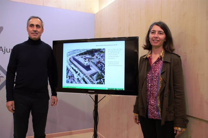 La regidora de Modelo de Ciudad, Vivienda Digna y Sostenibilidad, Neus Truyol, junto con el gerente de Urbanismo, Joan Riera, en rueda de prensa