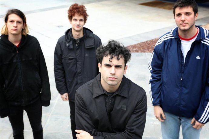 (I-D) Los componentes de 'Carolina Durante': Martín Vallhonrat (bajo), Juan Pedrayes (batería) y Mario del Valle (guitarra). Delante de ellos, Diego Ibáñez (voz), un día antes de la publicación de su primer disco 'Carolina Durante'.  