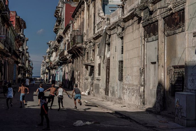 Uns nens juguen en un carrer de l'Havana (Cuba)