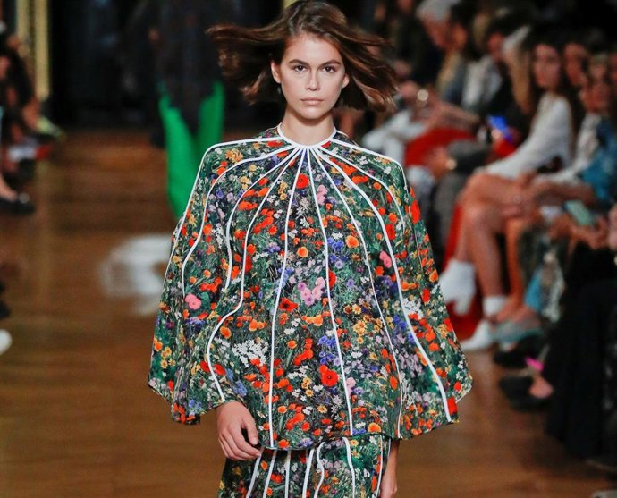 Apostando por las flores de la Reina Letizia a Kaia Gerber con Stella McCartney show at Paris Fashion Week S/S 2020