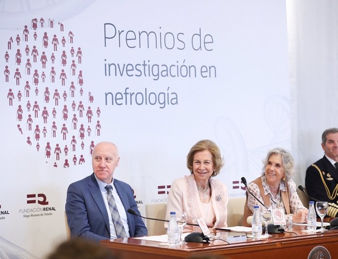 La Reina Sofía preside la entrega de los premios de investigación en nefrología.