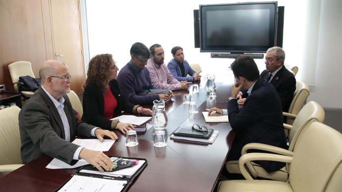 El consejero de Economía, Conocimiento, Empresas y Universidad, Rogelio Velasco, con CCOO-A en una reunión sobre Airbus este martes 25 febrero