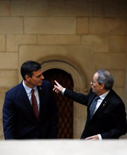 El presidente de la Generalitat, Quim Torra (dech) y el presidente del Gobierno, Pedro Sánchez (izq), a su llegada al Palau de la Generalitat, antes de su reunión, en Barcelona /Catalunya (España), a 6 de febrero de 2020.