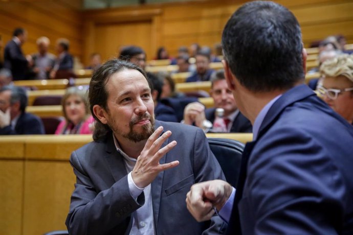 El vicepresidente del Gobierno, Pablo Iglesias (i), junto al presidente del Gobierno, Pedro Sánchez (d), durante la segunda sesión de control de esta legislatura para responder a la oposición celebrada en el Senado, en Madrid, a 25 de febrero de 2020.