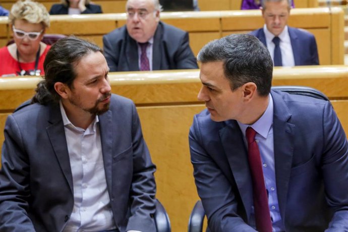 El vicepresidente del Gobierno, Pablo Iglesias (i), junto al presidente del Gobierno, Pedro Sánchez (d), durante la segunda sesión de control de esta legislatura para responder a la oposición en el Senado, en Madrid, a 25 de febrero de 2020.