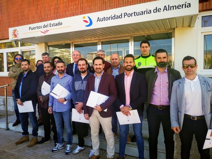 Los nuevos policías portuarios frente a la Autoridad Portuaria de Almería
