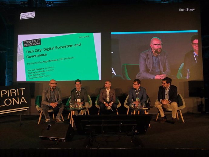 Mesa redonda con el cofundador y consejero delegado de Cooltra, Timo Buetefish; el director de Uber en España, Juan Galiardo; el consejero delegado de Adevinta Spain, Gianpaolo Santorsola, y el consejero delegado de SonoSuite, Jose Luis Za