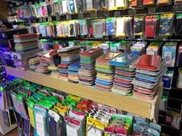 La Guardia Urbana de Barcelona interviene mil productos falsificados en tiendas del Eixample.