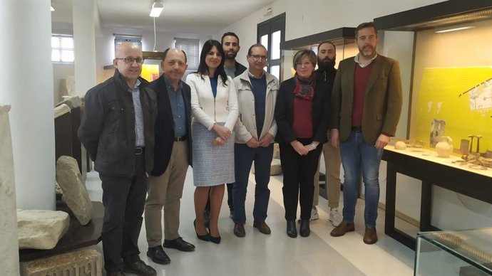 Joyera (centro) en su visita a Doña Mencía