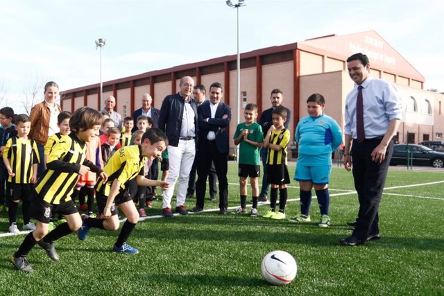 El presidente de la Diputación en la inauguración del campo de fútbol-7 de Sorbas