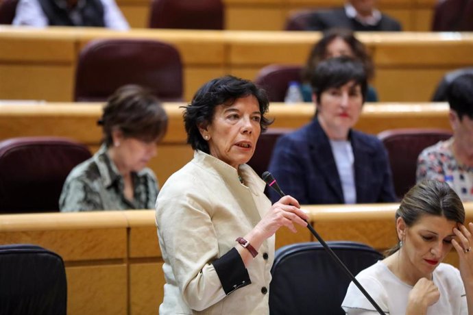 La ministra de Educación y Formación Profesional, Isabel Celaá, en la sesión de control al Gobierno del pasado 11 de febrero.