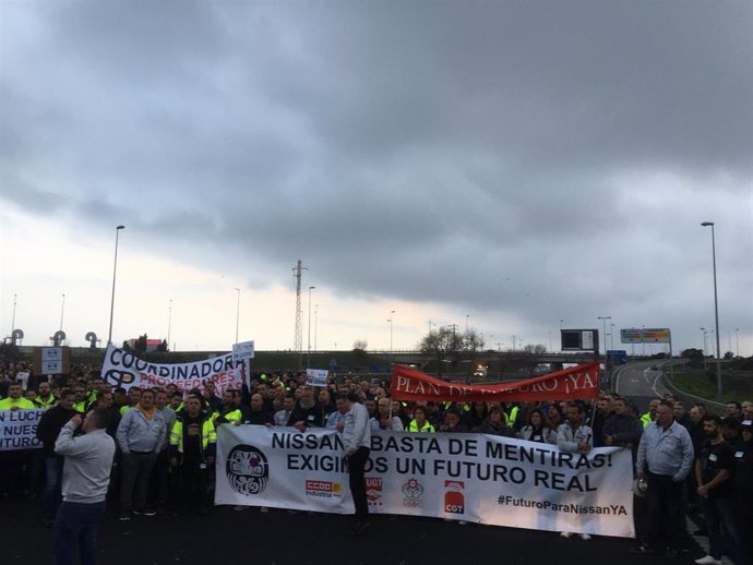 Más de un millar de trabajadores de Nissan cortan la Ronda Litoral de Barcelona