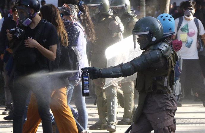 Enfrentamientos entre manifestantes y carabineros en el Festival de la Canción de Viña del Mar (Chile)