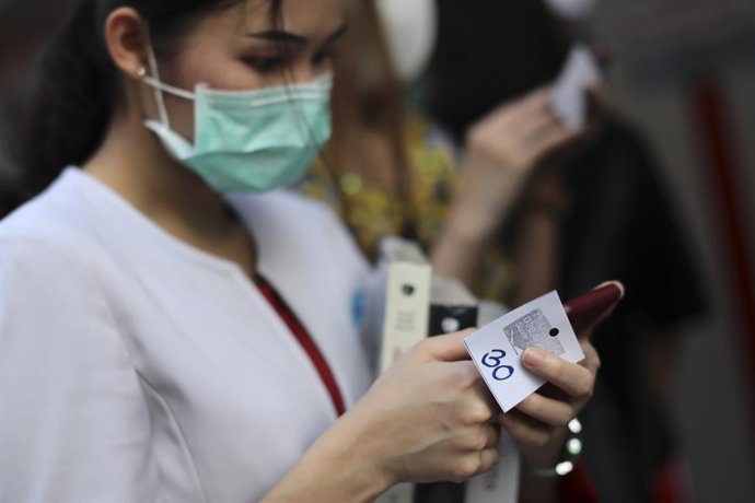 Una dona amb una mascareta per evitar el coronavirus en una fotografia d'arxiu.