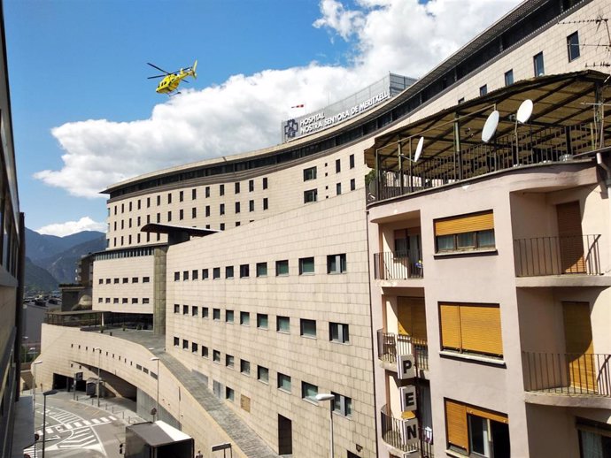 Un helicóptero despega desde el Hospital Nostra Senyora de Meritxell, en Andorra