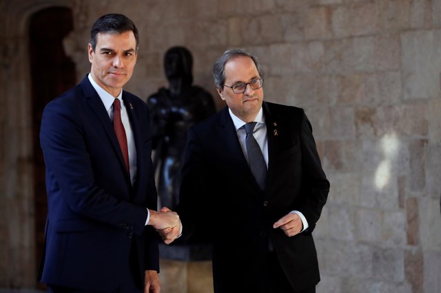 El presidente de la Generalitat, Quim Torra (dech) y presidente del Gobierno, Pedro Sánchez (izq), posan juntos antes de su reunión, en Barcelona /Catalunya (España), a 6 de febrero de 2020.