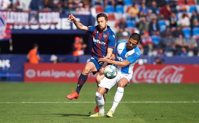 Jorge Miramón y José Recio pelean por un balón en el Leganés-Levante de la temporada 2019/20