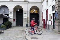 Italia eleva a 11 los fallecidos por el coronavirus y 323 los afectados