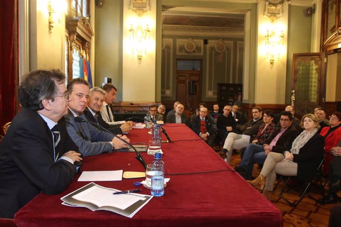 La Junta General del Principado acoge una conferencia de Juan Francisco Fuentes sobre 'El trienio liberal y los orígenes del patriotismo constitucional en España'