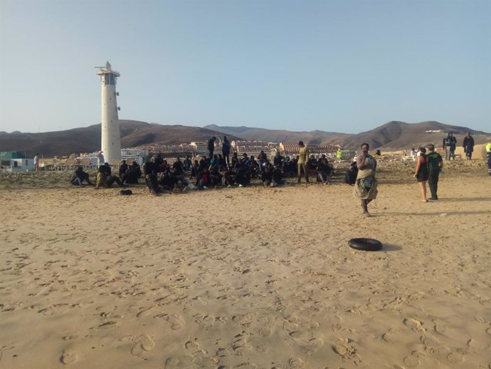 La Guardia Civil atiende a los migrantes llegados a Fuerteventura este martes en una embarcación neumática