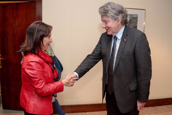 La ministra de Defensa, Margarita Robles con el Comisario de Comercio Interior de la Unión de Defensa, Thierry Breton.