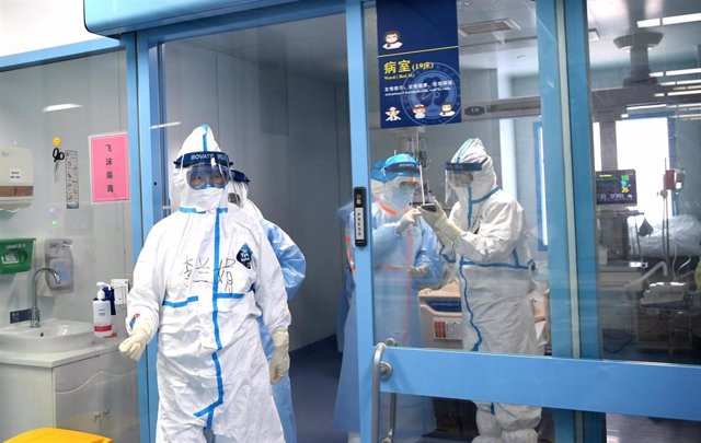 Doctores en un hospital de la ciudad china de Wuhan, epicentro del brote de nuevo coronavirus