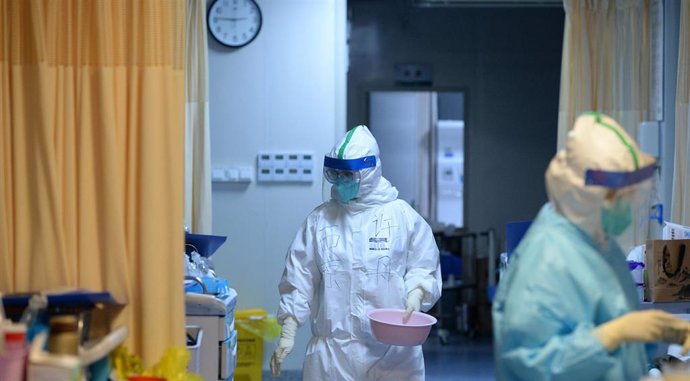 Personal médico atiende enfermos de coronavirus en un hospital en China, a 1 de febrero de 2020.